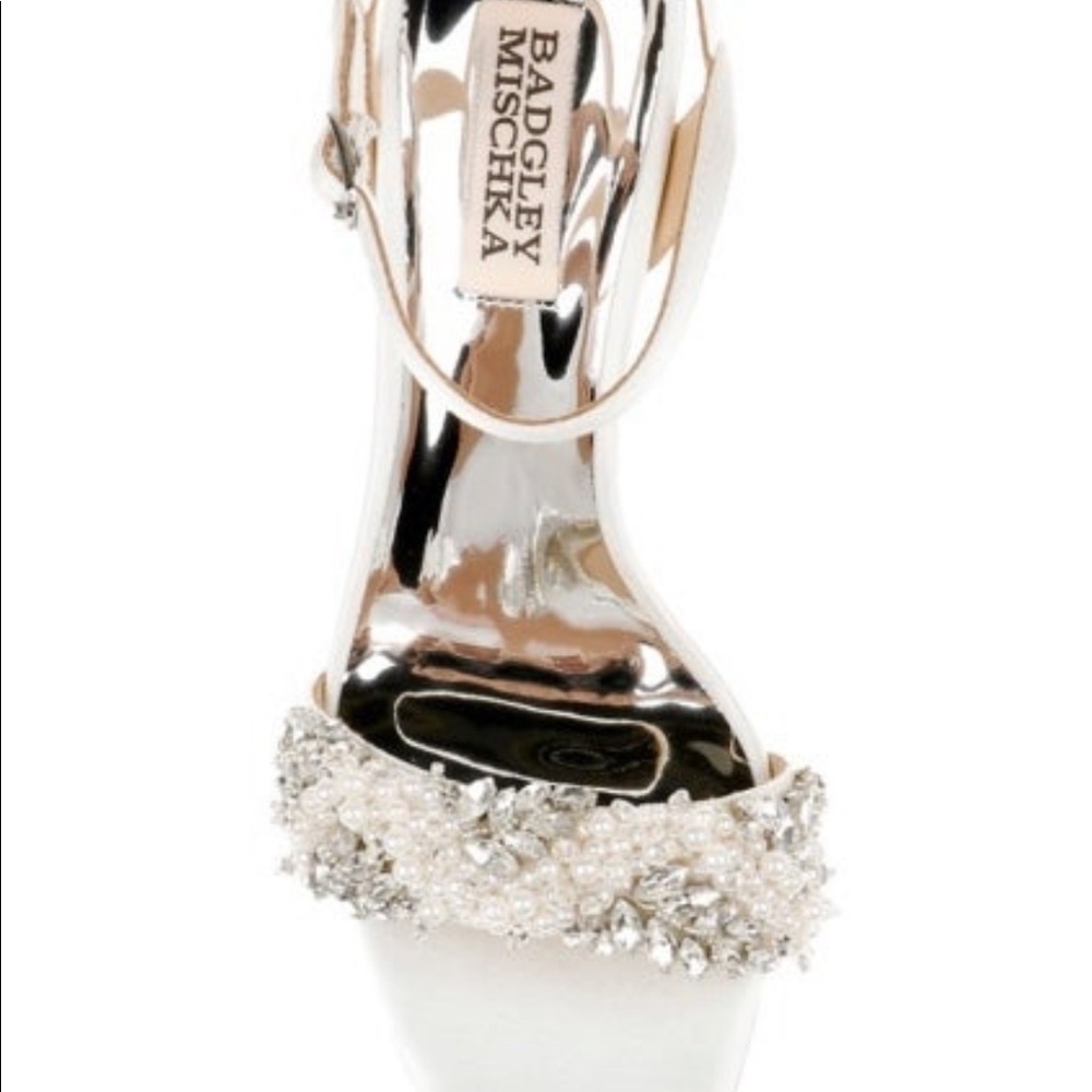 Badgley mischka low heel shoes